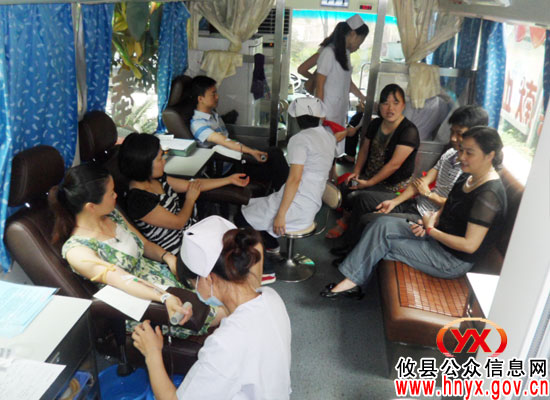 攸县卫生局组织机关干部参与无偿献血活动