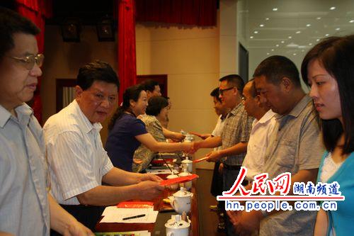 湘西160名特困教师获“爱烛行动”救助
