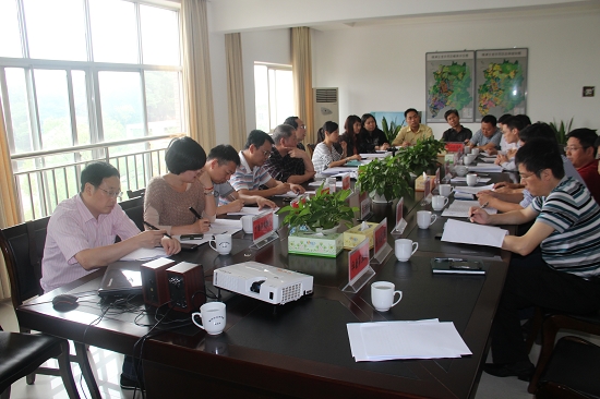 唐群策参加[落实三个加快/推进科学跨越]座谈会