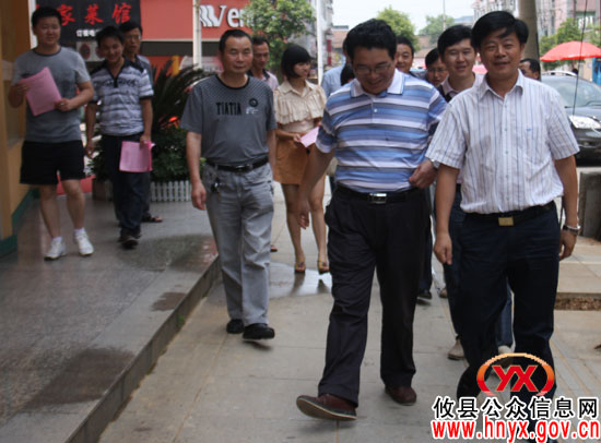 陈运发到湘东大市场进行规劝 要求经营户规范经营