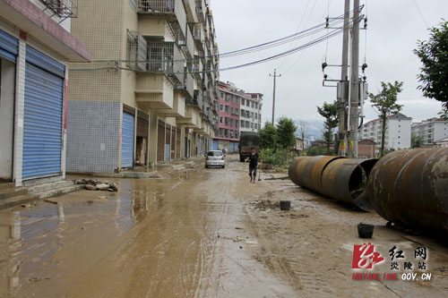 炎陵普降暴雨 县城多处遭受涝灾（图片新闻）