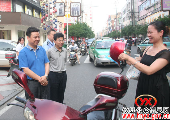 胡湘之上街规劝　倡导文明出行　安全出行