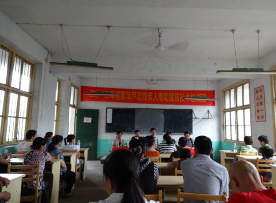 芦淞区残联举办首期残疾人电动缝纫