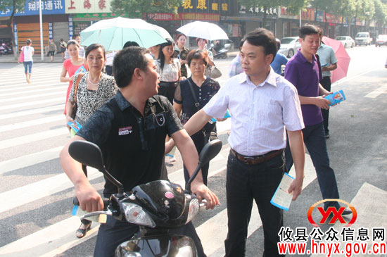 文斌上街规劝　倡导市民养成文明习惯