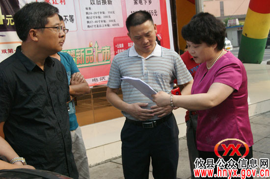谈湘旭一行再次上街开展“创建省级文明县城”规劝活动