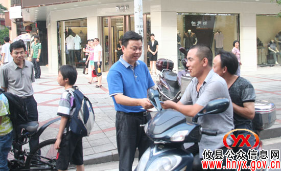 胡湘之上街规劝　倡导文明出行　安全出行