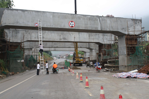 衡茶吉铁路石潮大桥胜利竣工 G106国道大坪里段畅通无阻