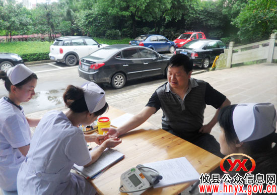 攸县卫生局组织机关干部参与无偿献血活动