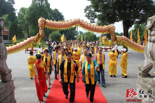 全省中医药行业炎帝陵祭祖并捐款10万元