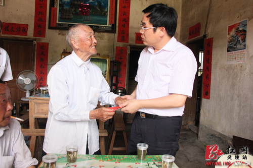 黄诗燕“七一”前夕深入基层调研并走访慰问老党员
