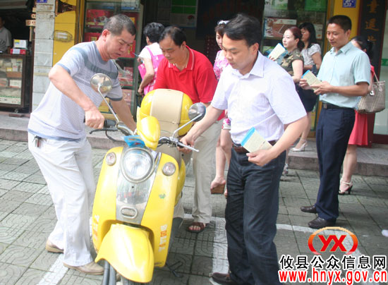文斌上街规劝　倡导市民养成文明习惯