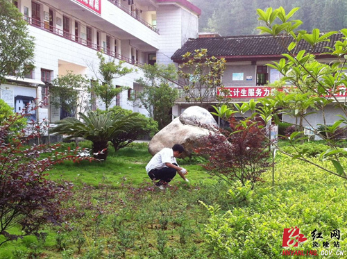 乡领导当表率 共建干净整洁美丽中村