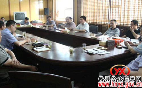 彭良平参加菜花坪镇“城乡同治”调度会 要求再动员、再深入、再改进