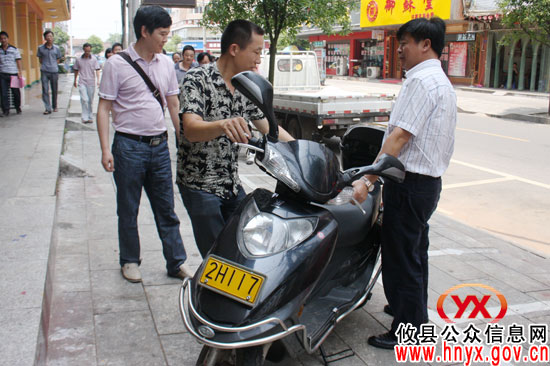 陈运发到湘东大市场进行规劝 要求经营户规范经营