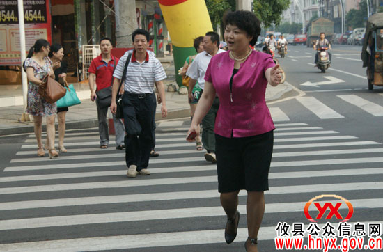 谈湘旭一行再次上街开展“创建省级文明县城”规劝活动