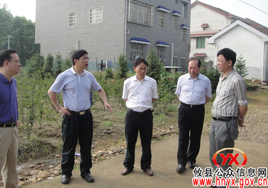 省移民局副局长彭顺喜来攸县考察酒埠江水库通库公路建设情况