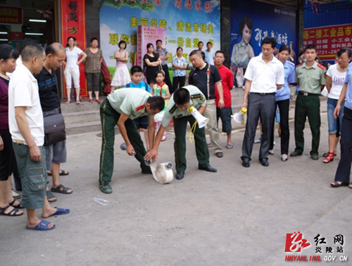 县市场服务中心在边贸市场开展消防应急演练活动