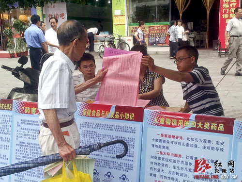 我县2012年食品安全宣传周活动昨日启动