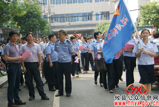 谭伟生、谭小宁上街规劝　提醒市民爱护环境
