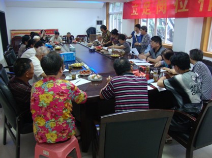 环卫召开迎“七一”退休党员座谈会