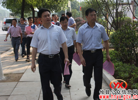 彭良平、彭新立再次上街规劝　引导全民参与创建