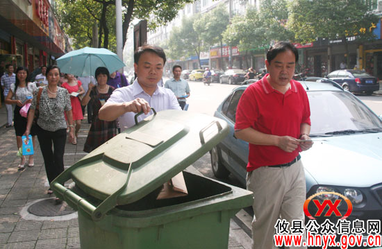 文斌上街规劝　倡导市民养成文明习惯