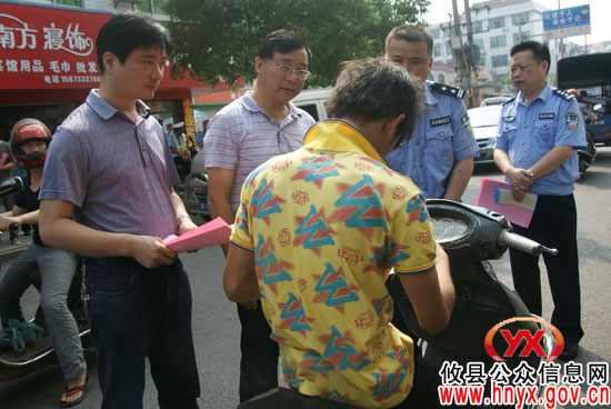 谭伟生、谭小宁上街规劝　提醒市民爱护环境