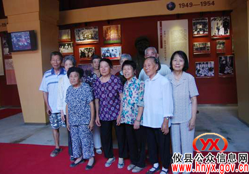 攸县抗美援朝老前辈参观谭震林生平业绩陈列展厅