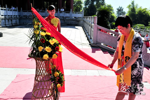 市委原巡视员赵湘珍一行来炎帝陵祭祖