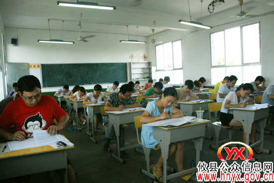 攸县2012年竞争性公开选拔科级领导干部笔试今天顺利进行