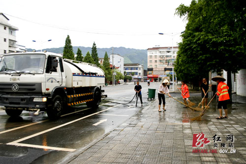 暴雨使县城街道洪水泛滥淤泥堆积