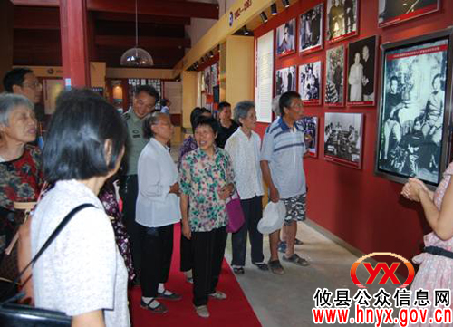 攸县抗美援朝老前辈参观谭震林生平业绩陈列展厅