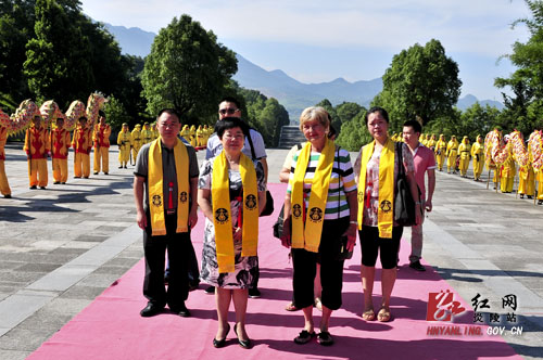 市委原巡视员赵湘珍一行来炎帝陵祭祖
