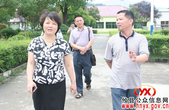 谈湘旭率队到黄丰桥镇调研指导合格学校和文化站建设工作