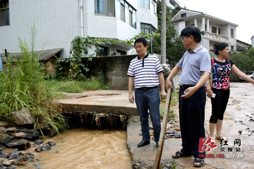 暴雨使县城街道洪水泛滥淤泥堆积