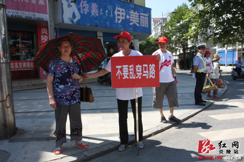 特写：火红七月 党员志愿者在行动