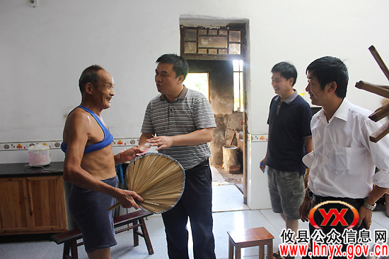 “八一”前夕，攸县槚山乡乡村干部走访慰问退伍军人