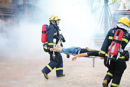 株洲方特欢乐世界举行消防火灾救援演练/图