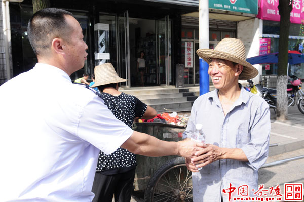 茶陵县地税局：炎炎夏日送清凉 人文关怀显真情