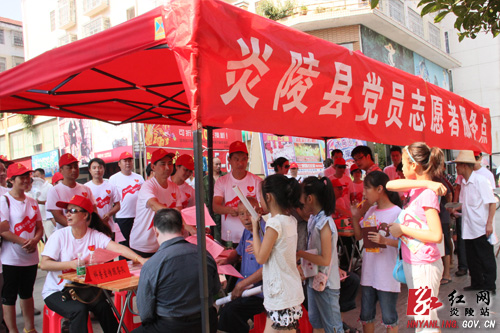 特写：火红七月 党员志愿者在行动