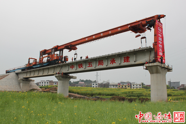 衡茶吉铁路铺轨架桥建设：中间开花 两头并进
