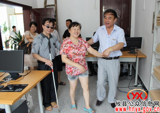 攸县图书馆联合县残联组织盲人参加阅读活动