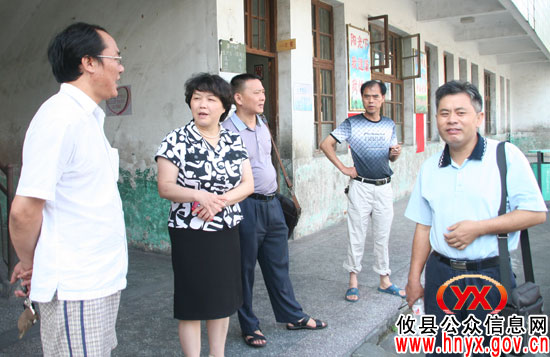 谈湘旭率队到黄丰桥镇调研指导合格学校和文化站建设工作