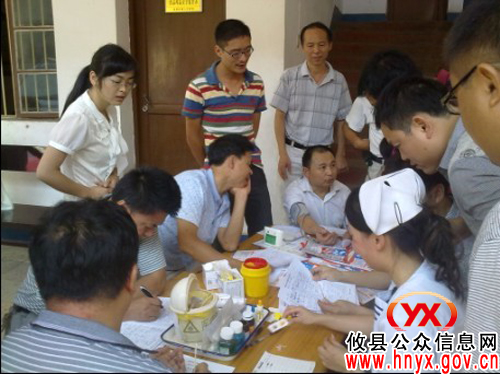 攸县皇图岭镇组织政府机关职工参加义务献血活动