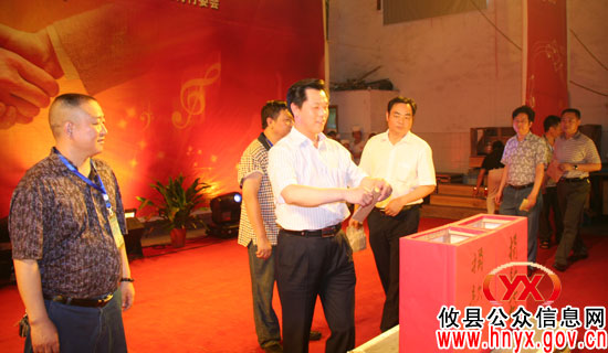 攸县湖南坳乡排山村举行了“携手前行，共建排山”大型专题文艺演出