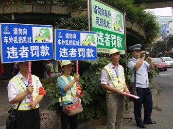 芦淞城管积极开展向车外抛洒物品违法行为专项整治