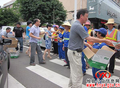 攸县总工会组织机关党员为一线工人送清凉