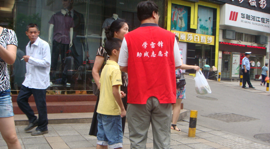 芦淞区助残志愿者做起了文明劝导员