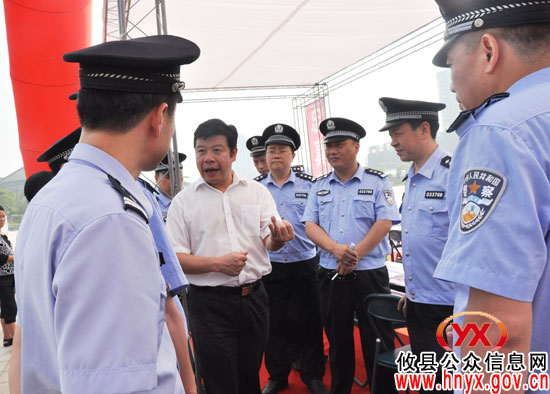 攸县隆重举行公安局巡特警汇报演练暨城区巡逻处警启动仪式