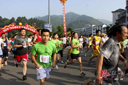 我县举办2012年＂全民健身日＂环城跑比赛
